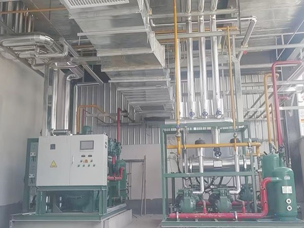 冷库保温板与制冷设备安装施工现场